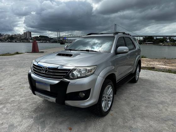 TOYOTA HILUX SW4 3.0 SRV 4X4 7 LUGARES 16V TURBO INTERCOOLER DIESEL 4P AUTOMÁTICO